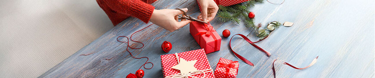 wrapping christmas gifts 